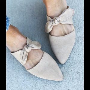 Tan Tie knot shoes